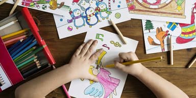 Copii participand la activitati educative Neverland